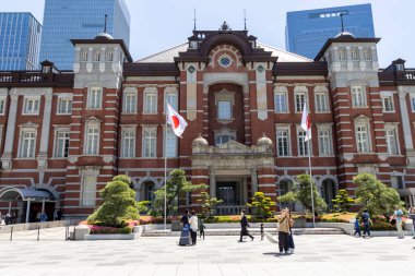 Tokyo, Japonya - 11 Mayıs 2024 Tokyo İstasyonu şehir manzaralı güzel bir bina, burası Tokyo, Japonya 'daki en eski ve en güzel tren istasyonu.