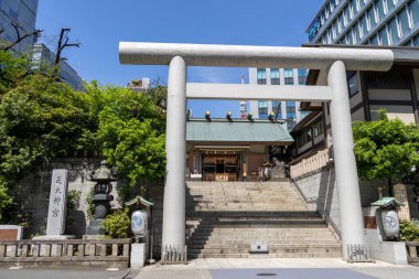 Tokyo, Japonya - 11 Mayıs 2024: Tokyo, Japonya 'daki Shiba Daijingu Tapınağı. 1.000 yıllık tarihi olan bir tapınak. Adı da 