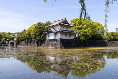 Tokyo, Japonya - 11 Mayıs 2024: Tatsumi Yagura, Tokyo İmparatorluk Sarayı 'nda bir savunma kulesi. Doğu Ulusal Bahçeleri, doğal güzelliğin ve modern ufkun karışımıyla huzurlu ve tarihi bir bahçedir.