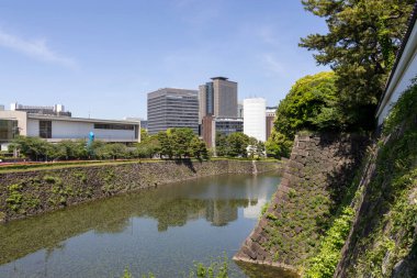 Tokyo, Japonya - 11 Mayıs 2024: Tokyo 'daki İmparatorluk Sarayı' nın doğu bahçelerini çevreleyen nehir. Tokyo İmparatorluk Sarayı, Japonya İmparatoru 'nun ana sarayıdır.