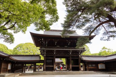 Tokyo, Japonya - 12 Mayıs 2024: Tokyo 'daki Meiji Jingu' nun güney kapısı. İmparator Meiji ve karısı İmparatoriçe Shoken 'in tanrılaştırılmış ruhlarına ithaf edilmiştir.