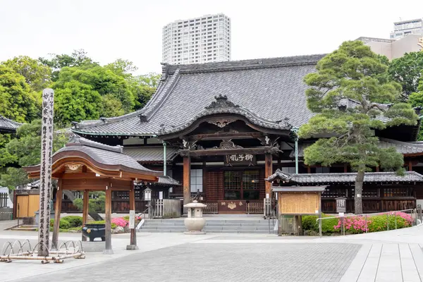 Tokyo, Japonya - 19 Mayıs 2024: Tokyo, Japonya 'daki Sengakuji Tapınağı. 47 Samuray 'ın son dinlenme yeridir (47 Ronin).