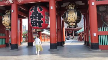 Tokyo, Japonya - 11 Mayıs 2024: Tokyo, Japonya 'daki Sensoji Asakusa Tapınağı Hozomon Kapısı. Hozomon iki büyük giriş kapısının içidir.