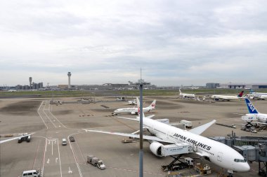 Tokyo, Japonya- 19 Mayıs 2024: JAL Havaalanı, Tokyo. Haneda Havalimanı yerli ve uluslararası yolculara hizmet veren üç terminalden oluşur.