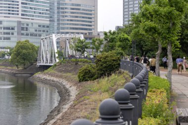 Yokohama, Japonya- 19 Mayıs 2024: Yokohama 'da Kishamichi adında bir gezinti sahnesi. Yürümek için uygun bir yer..