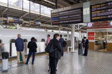 Shin Yokohama, Japonya - 8 Mayıs 2024: Yolcular Shin Yokohama istasyonunda Shinkansen 'i bekliyorlar. Shinkansen hızlı trenleri Japonya 'yı keşfetmenin en hızlı yoludur.