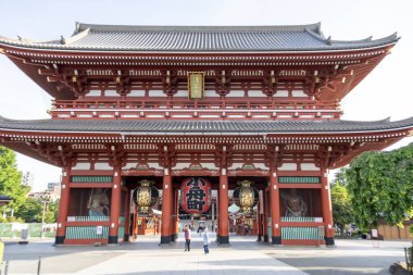 Tokyo, Japonya - 11 Mayıs 2024: Asakusa Dera Senso-ji Tokyo 'daki en eski Budist tapınağıdır. Aslen 645 yılında kurulmuş olup, Asakusa bölgesinin merkezini oluşturur..