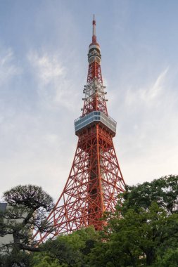 Tokyo, Japonya - 11 Mayıs 2024: Shiba Park civarından Tokyo Kulesi manzarası. Japonya. Bu bir iletişim ve gözlem kulesi.