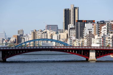 Tokyo, Japonya - 11 Mayıs 2024: Sumida Nehri ve Tokyo 'daki yüksek binalar