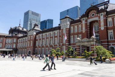 Tokyo, Japonya - 11 Mayıs 2024 Tokyo İstasyonu şehir manzaralı güzel bir bina, burası Tokyo, Japonya 'daki en eski ve en güzel tren istasyonu.