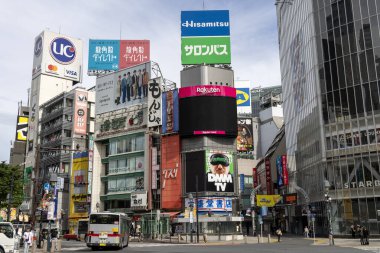 Tokyo, Japonya - 12 Mayıs 2024: Tokyo 'da Shibuya Scramble Crossing' in binalarda ticari reklam panosu ile görüntüsü. Tokyo 'da görülmeye değer bir manzara haline geldi.