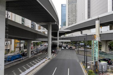 Tokyo, Japonya-12 Mayıs 2024: Tokyo 'daki Tanimachi kavşağında trafik durumu. Tanimachi kavşağı Metropolitan Otoyolu No. 3 Shibuya rotası ve şehir merkezi birleşimi