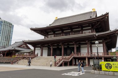 Tokyo, Japonya - 12 Mayıs 2024: Tokyo 'da Zojoji' yi ziyaret eden turistler. Zojoji 1393 yılında Kanto 'da Jodo shu için ortodoks ve temel nembutsu semineri olarak kuruldu.