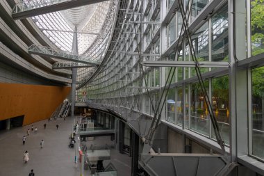 Tokyo, Japonya - 13 Mayıs 2024: Japonya 'daki Tokyo Uluslararası Forum' un halka açık salonu. Modern mimarinin harika bir örneği..