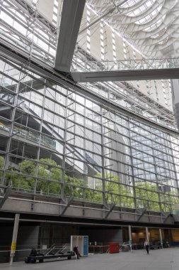 Tokyo, Japonya - 13 Mayıs 2024: Japonya 'daki Tokyo Uluslararası Forum' un halka açık salonu. Modern mimarinin harika bir örneği..