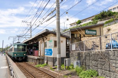 Kamakura, Japonya - 14 Mayıs 2024: Enoshima Electric Railway treni Japonya 'daki istasyona yaklaşıyor. Enoden, Japonya 'daki en eski altıncı demiryoludur.