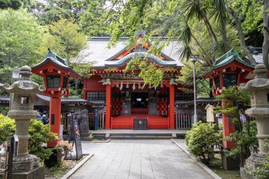 Enoshima, Japonya - 14 Mayıs 2024: Enoshima Nakatsunomiya Tapınağı Enoshima Adası, Japonya. Komanu ve baku ahşap oymalarıyla çok renkli bir mabet..