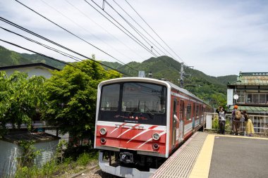 Kawaguchiko, Japonya - 15 Mayıs 2024: Japonya 'daki Kawaguchiko İstasyonu' nda yerel tren. Kawaguchiko İstasyonu 'na ancak Fujikyu Demiryolu Hattı üzerinden ulaşılabilir.