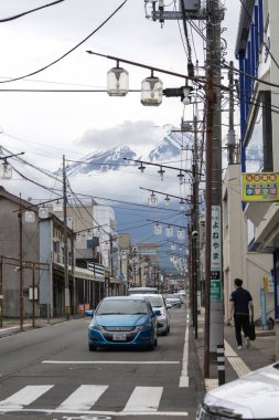 Shimoyoshida, Japonya - 15 Mayıs 2024: Shimoyoshida Honcho Caddesi 'nden Fuji Dağı' na doğru bakın. Bu yol Fuji Dağı 'nı ve şehri birbirine bağlar.