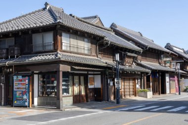 Kawagoe, Japonya- 17 Mayıs 2024: Japonya 'da yürüyen cadde. Kawagoe 'nin en önemli yeri Küçük Edo olarak da bilinen iyi korunmuş Koedo bölgesidir.