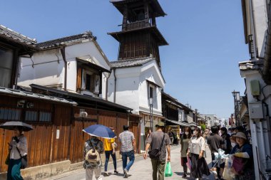 Kawagoe, Japonya- 17 Mayıs 2024: Turistler ve yerel halk Kawagoe, Japonya 'daki eski bir depo olan dükkanlar ve dükkanlar boyunca yürüyorlar..