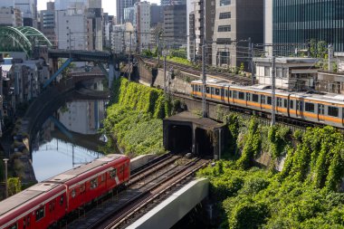 Tokyo, Japonya - 18 Mayıs 2024: Tokyo 'da Ochanomizu Tren İstasyonu ve Kanda Nehri yakınlarındaki tren kavşağı. Tokyo 'da Ochanomizu Tren İstasyonu ve Nehir Kanda kavşağı