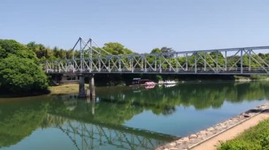 Okayama, Japonya - 10 Mayıs 2024: Okayama City, Japonya 'daki Asahi nehri üzerindeki Tsukimi köprüsü. Okayama 'daki Tsukimi-bashi köprüsü Okayama Kalesi ve Korakuen' i birbirine bağlıyor.