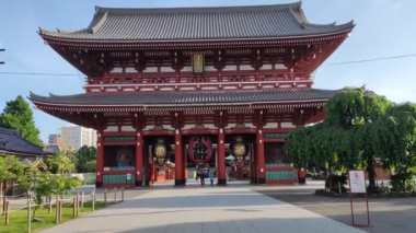 Tokyo, Japonya - 11 Mayıs 2024: Asakusa Dera Senso-ji Tokyo 'daki en eski Budist tapınağıdır. Aslen 645 yılında kurulmuş olup, Asakusa bölgesinin merkezini oluşturur..