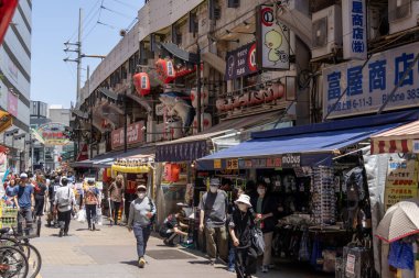 Tokyo, Japonya - 18 Mayıs 2024: Tokyo 'daki Ueno Bölgesi' nde Ameyoko pazarı. Ameyoko bir zamanlar Amerikan deniz piyadelerinin eğlence bölgesiydi şimdi ise egzotik bir Asya pazarı..