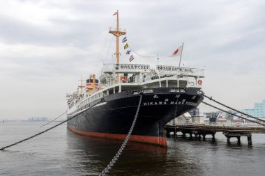 Yokohama, Japonya - 19 Mayıs 2024: NYK Denizcilik Müzesi ve Yokohama, Japonya 'daki NYK Hikawa Maru. Yokohama 'daki Yamashita Parkı' nın yakınına demirlemiş bir müze gemisi.