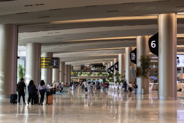 Singapur - 24 Mayıs 2024: Singapur Changi Havaalanı 'ndaki Terminal 2' nin iç görünümü. Changi Havaalanı Singapur 'a hizmet veren büyük bir sivil havaalanıdır..