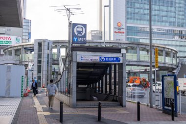 Shin Yokohama, Japonya - 8 Mayıs 2024 Shin Yokohama istasyonuna giriş ve çıkış. 