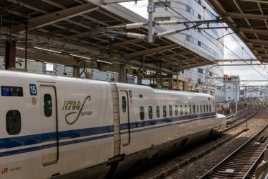 Nagoya, Japonya - 9 Mayıs 2024: İnsanların istasyonda beklediği Nagoya İstasyonu 'na gelen Shinkansen treni