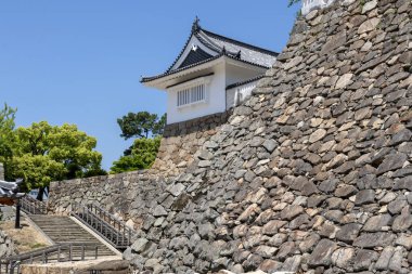 Okayama, Japonya - 10 Mayıs 2024 Okayama Kalesi 'nin Akazu-no-Mon kapısı. Bu büyük kale kapısı ana katın girişi olarak güçlendirildi.