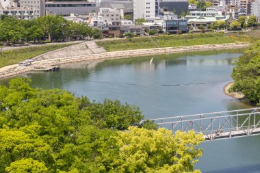 Okayama, Japonya - 10 Mayıs 2024: Okayama City, Japonya 'daki Asahi Nehri manzarası. Okayama Kalesi ve Korakuen bu nehrin tam karşısındaki yerdeler.. 