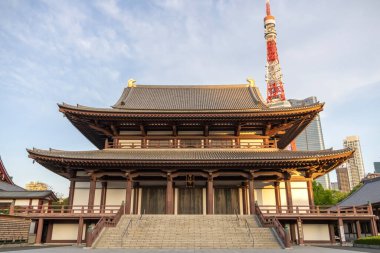 Tokyo, Japonya - 11 Mayıs 2024: Antik Zojoji tapınağı ve mavi gökyüzünde Tokyo kulesi.