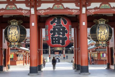 Tokyo, Japonya - 11 Mayıs 2024: Tokyo, Japonya 'daki Sensoji Asakusa Tapınağı Hozomon Kapısı. Hozomon iki büyük giriş kapısının içidir.