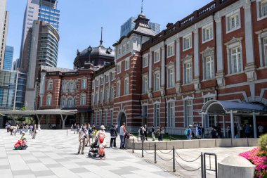 Tokyo, Japonya - 11 Mayıs 2024 Tokyo İstasyonu şehir manzaralı güzel bir bina, burası Tokyo, Japonya 'daki en eski ve en güzel tren istasyonu.
