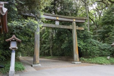 Tokyo, Japonya - 12 Mayıs 2024: Tokyo, Japonya 'daki Meiji Jingu Tapınağı' nın girişinde duran Torii Kapısı. İmparator Meiji ve eşinin tanrılaştırılmış ruhlarına adanmıştır.,
