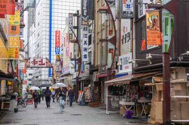 Tokyo, Japonya - 13 Mayıs 2024 Uena istasyonu, Tokyo yakınlarındaki Ueno Nakadori Alışveriş Sokağı. Daha çok Uechun olarak bilinir.