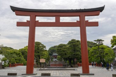 Kamakura, Japonya - 14 Mayıs 2024: Japonya 'nın Kamakura kentindeki Tsurugaoka Hachiman tapınağının girişindeki kırmızı torii ana kapısı