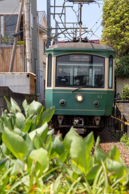 Kamakura, Japonya - 14 Mayıs 2024: Kamakura, Japonya 'daki Enoshima Dentetsu tren hattı. Eski cazibesini deniz kenti Kamakura 'da sergiliyor.