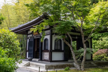 Kamakura, Japonya - 14 Mayıs 2024: Japonya, Kamakura 'daki Hasedera Tapınağı' ndaki Mani Wheel House. Bu Sutras salonu, Hasedera tapınağının zemininde Sutra döner tekerleklerinde antik Sutra saklıyordu.