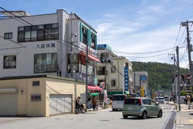 Kawaguchiko, Japonya - 15 Mayıs 2024: Kawaguchiko 'nun Japonya' daki sokak manzarası. Muhteşem Fuji Dağı 'nı görmek için en popüler yerdir..