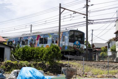 Shimoyoshida Japonca- 15 Mayıs 2024: Fujikyu treni Japonya 'daki Gekkouji İstasyonu' na yaklaşıyor.