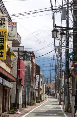 Shimoyoshida, Japonya - 15 Mayıs 2024: Shimoyoshida, Japonya 'daki Nishi Ura Doori Caddesi' nden Fuji Dağı 'na doğru bakın. Şehir ve Mt. Dağın çarpıcı derecede fotojenik bir manzarası var. Fuji