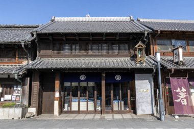 Kawagoe, Japonya- 17 Mayıs 2024: Japonya 'da yürüyen cadde. Kawagoe 'nin en önemli yeri Küçük Edo olarak da bilinen iyi korunmuş Koedo bölgesidir.