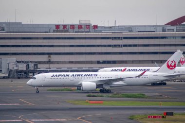 Tokyo, Japonya-19 Mayıs 2024: Japon Hava Yolları Haneda Havaalanı, Tokyo. 