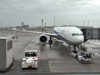 Tokyo, Japonya - 8 Mayıs 2024: Haneda havaalanı, Tokyo aktarma sırasında uçak.