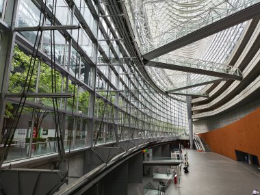 Tokyo, Japonya - 13 Mayıs 2024: Japonya 'daki Tokyo Uluslararası Forum' un halka açık salonu. Modern mimarinin harika bir örneği..